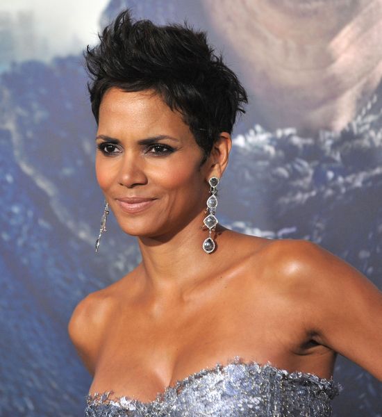 Co robić, żeby mieć piękny i jędrny biust jak Halle Berry?  