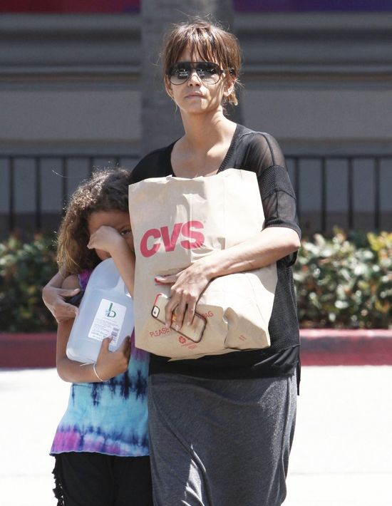 Córeczka Halle Berry bardzo nie lubi paparazzi (FOTO)