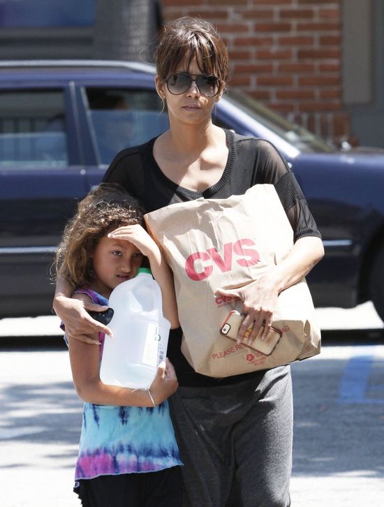 Córeczka Halle Berry bardzo nie lubi paparazzi (FOTO)