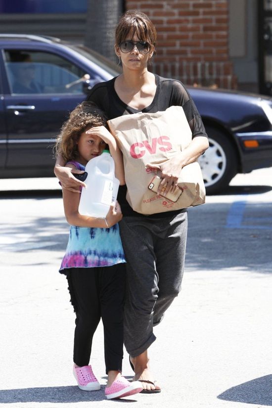 Córeczka Halle Berry bardzo nie lubi paparazzi (FOTO)