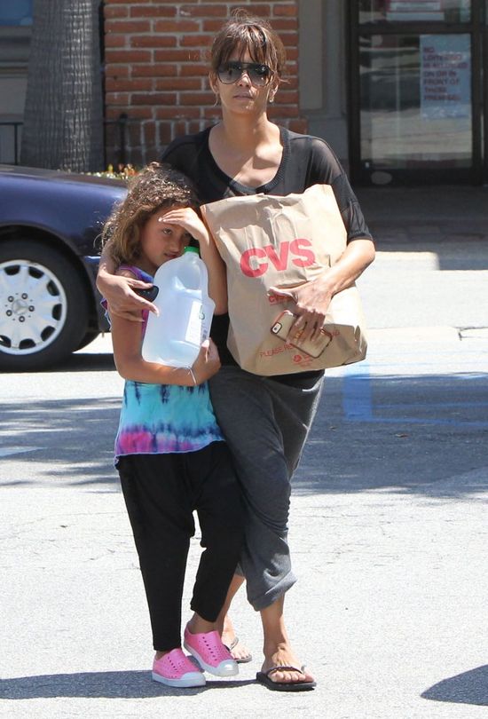 Córeczka Halle Berry bardzo nie lubi paparazzi (FOTO)