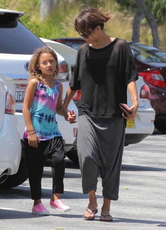 Córeczka Halle Berry bardzo nie lubi paparazzi (FOTO)