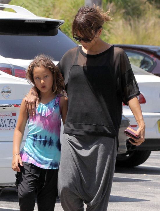 Córeczka Halle Berry bardzo nie lubi paparazzi (FOTO)