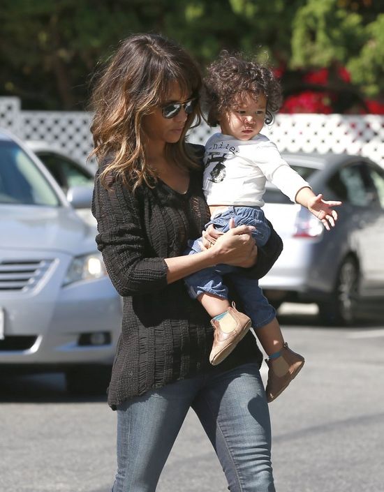 Synek Halle Berry wyrasta na słodziaka (FOTO)