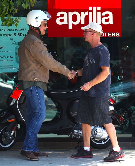 Tom Hanks kupił nowy skuter (FOTO)