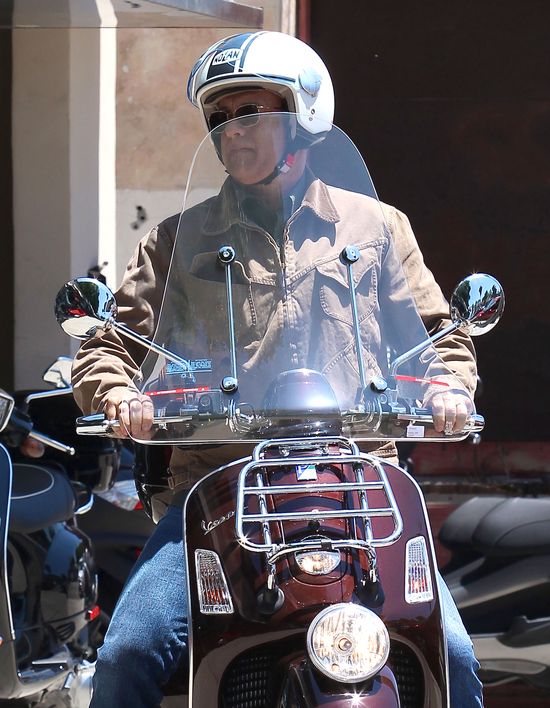 Tom Hanks kupił nowy skuter (FOTO)