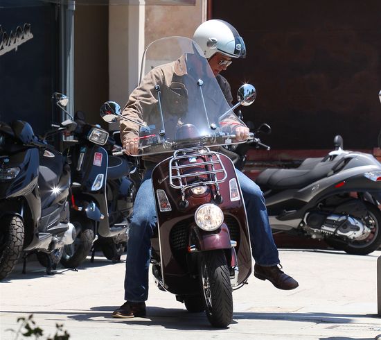 Tom Hanks kupił nowy skuter (FOTO)