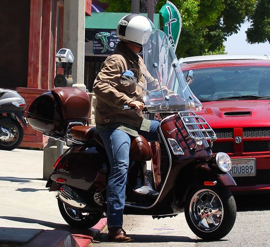 Tom Hanks kupił nowy skuter (FOTO)