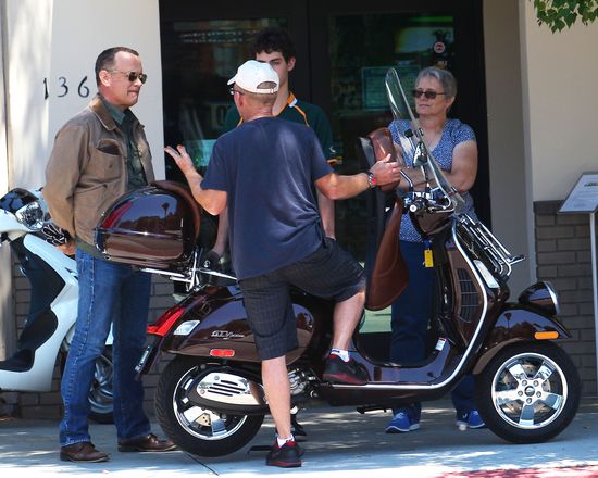 Tom Hanks kupił nowy skuter (FOTO)
