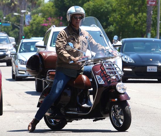 Tom Hanks kupił nowy skuter (FOTO)