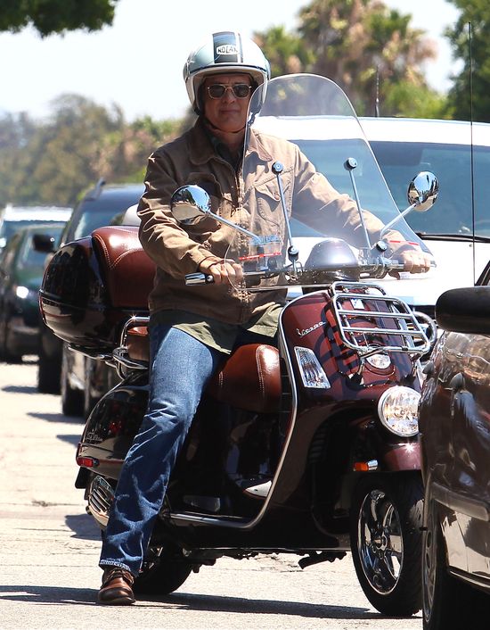 Tom Hanks kupił nowy skuter (FOTO)