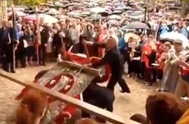 Harlem Shake ze świętymi obrazami [VIDEO]