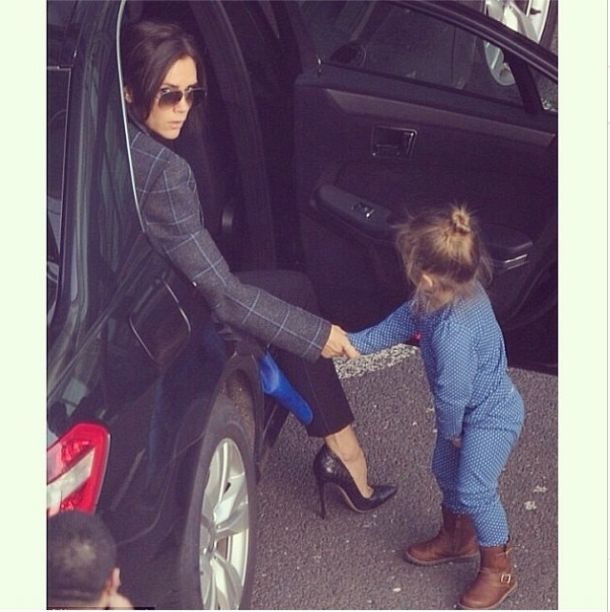 Harper Beckham nie krępuje się fotoreporterów (FOTO)