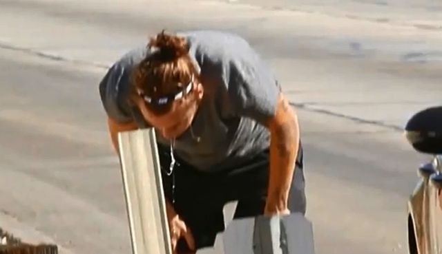 Harry Styles po ostrej imprezie wychodzi z auta i wymiotuje