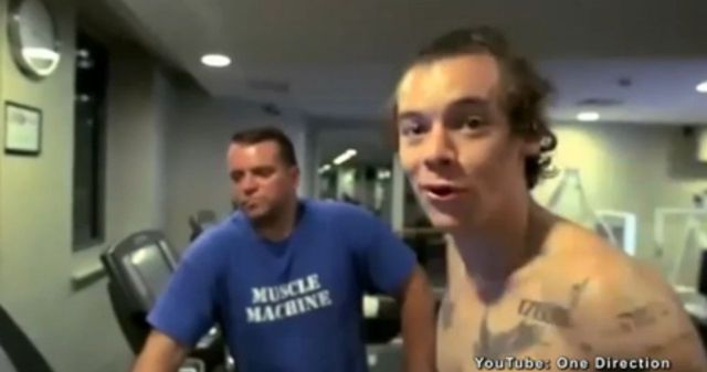 Harry Styles ostro pakuje na siłowni (VIDEO)