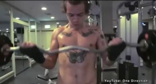 Harry Styles ostro pakuje na siłowni (VIDEO)