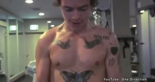 Harry Styles ostro pakuje na siłowni (VIDEO)