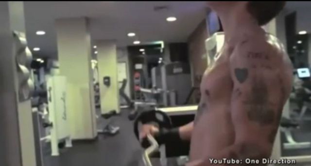 Harry Styles ostro pakuje na siłowni (VIDEO)