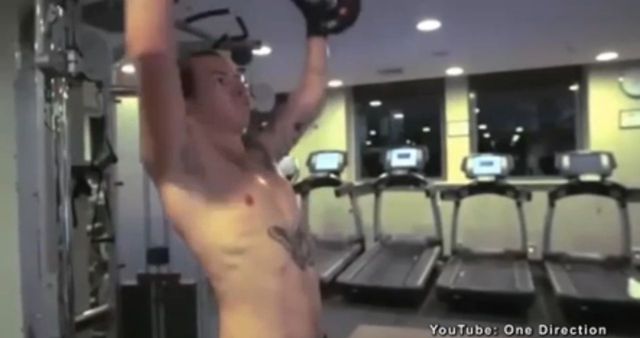 Harry Styles ostro pakuje na siłowni (VIDEO)