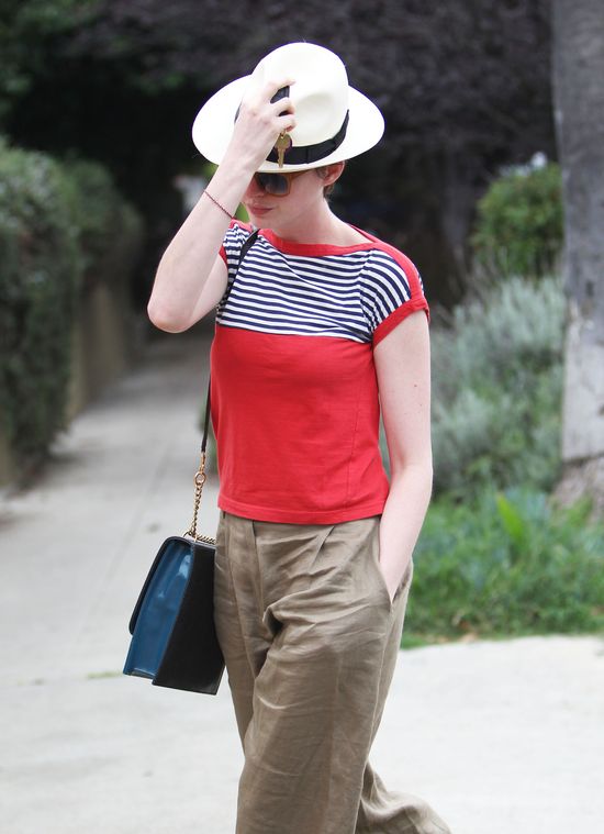 Anne Hathaway pożyczyła spodnie od wielkiego faceta? (FOTO) Anne Hathaway pożyczyła spodnie od wielkiego faceta? (FOTO)