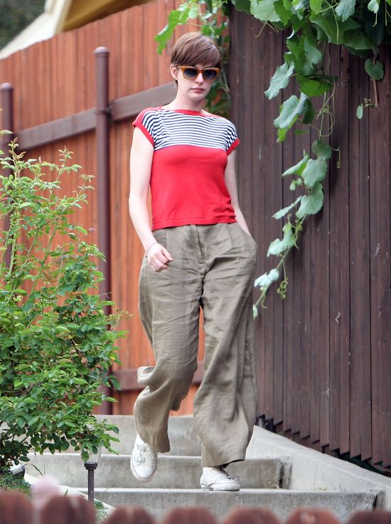 Anne Hathaway pożyczyła spodnie od wielkiego faceta? (FOTO) Anne Hathaway pożyczyła spodnie od wielkiego faceta? (FOTO)