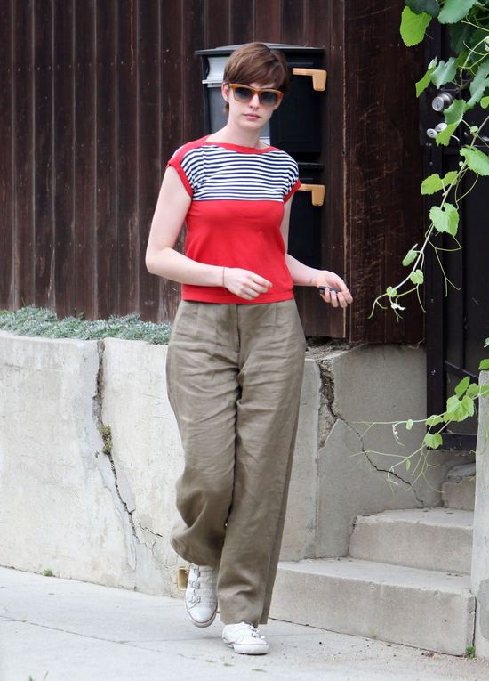 Anne Hathaway pożyczyła spodnie od wielkiego faceta? (FOTO) Anne Hathaway pożyczyła spodnie od wielkiego faceta? (FOTO)