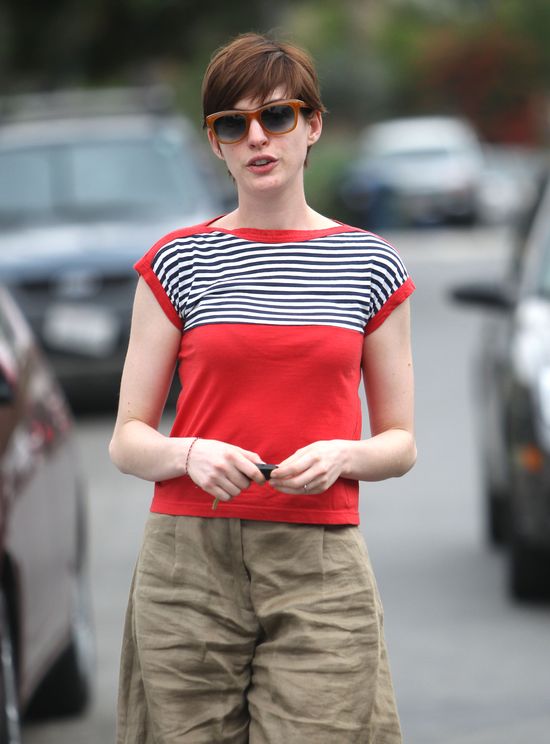 Anne Hathaway pożyczyła spodnie od wielkiego faceta? (FOTO) Anne Hathaway pożyczyła spodnie od wielkiego faceta? (FOTO)