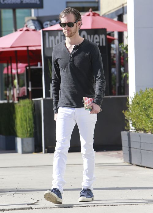 Anne Hathaway ukryła się pod potężnym kapeluszem (FOTO)