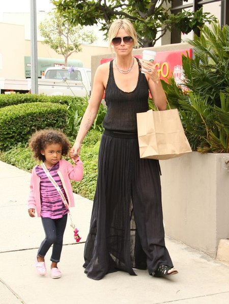 Heidi Klum z dziećmi przed szkołą sztuk walki (FOTO)