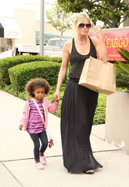 Heidi Klum z dziećmi przed szkołą sztuk walki (FOTO) Heidi Klum z dziećmi przed szkołą sztuk walki (FOTO)