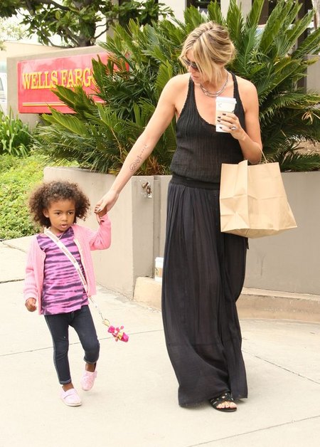 Heidi Klum z dziećmi przed szkołą sztuk walki (FOTO) Heidi Klum z dziećmi przed szkołą sztuk walki (FOTO)