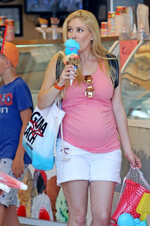 Zaawansowana ciąża nie przeszkadza jej grać w piłkę i być noszoną na barana Zaawansowana ciąża nie przeszkadza jej grać w piłkę i być noszoną na barana