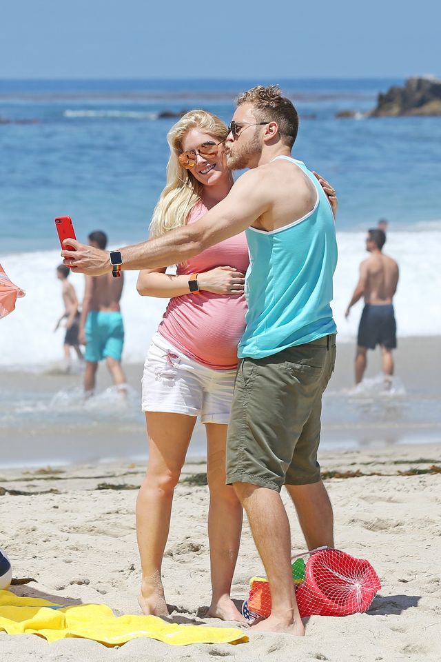 Zaawansowana ciąża nie przeszkadza jej grać w piłkę i być noszoną na barana Zaawansowana ciąża nie przeszkadza jej grać w piłkę i być noszoną na barana