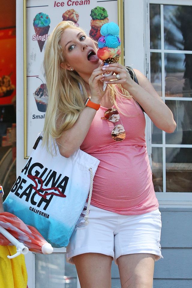 Zaawansowana ciąża nie przeszkadza jej grać w piłkę i być noszoną na barana Zaawansowana ciąża nie przeszkadza jej grać w piłkę i być noszoną na barana