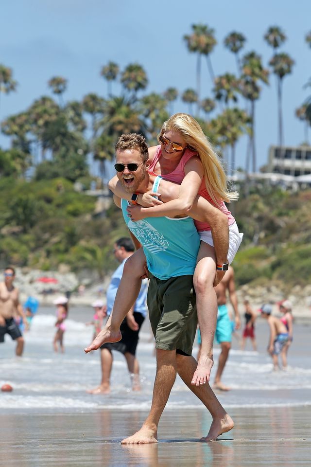 Zaawansowana ciąża nie przeszkadza jej grać w piłkę i być noszoną na barana Zaawansowana ciąża nie przeszkadza jej grać w piłkę i być noszoną na barana