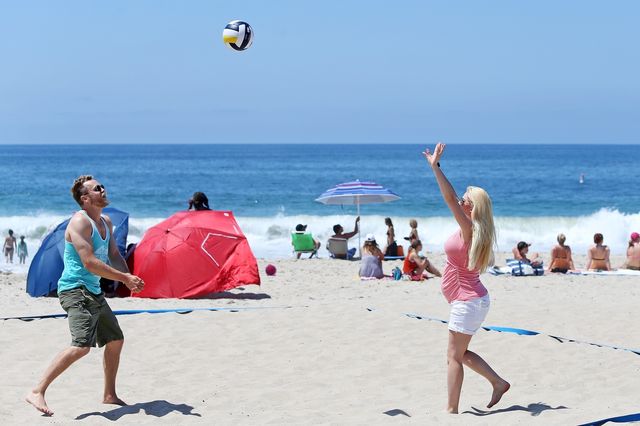 Zaawansowana ciąża nie przeszkadza jej grać w piłkę i być noszoną na barana Zaawansowana ciąża nie przeszkadza jej grać w piłkę i być noszoną na barana