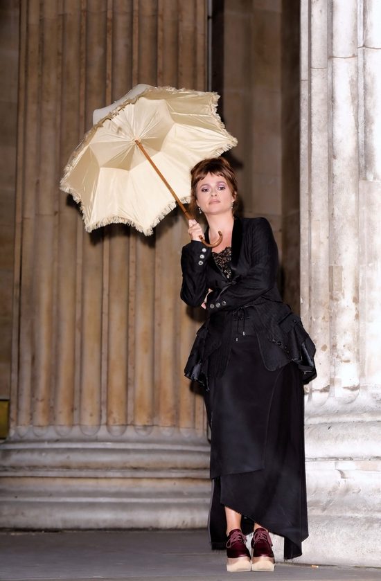 Helena Bonham Carter pozostaje wierna swemu stylowi (FOTO)