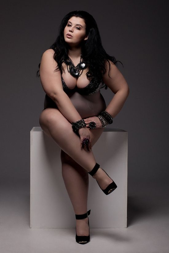 Puszysta uczestniczka Hell's Kitchen w bardzo odważnej sesji Puszysta uczestniczka Hell's Kitchen w bardzo odważnej sesji