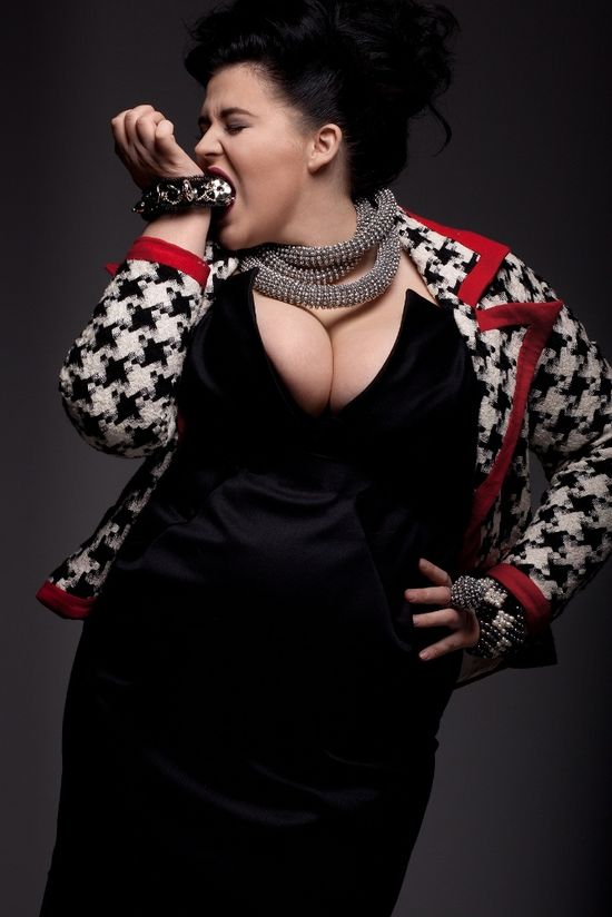 Puszysta uczestniczka Hell's Kitchen w bardzo odważnej sesji Puszysta uczestniczka Hell's Kitchen w bardzo odważnej sesji