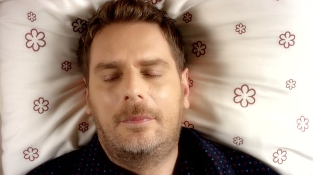 Wojciech Amaro pokazał swoje królewskie łoże [VIDEO]