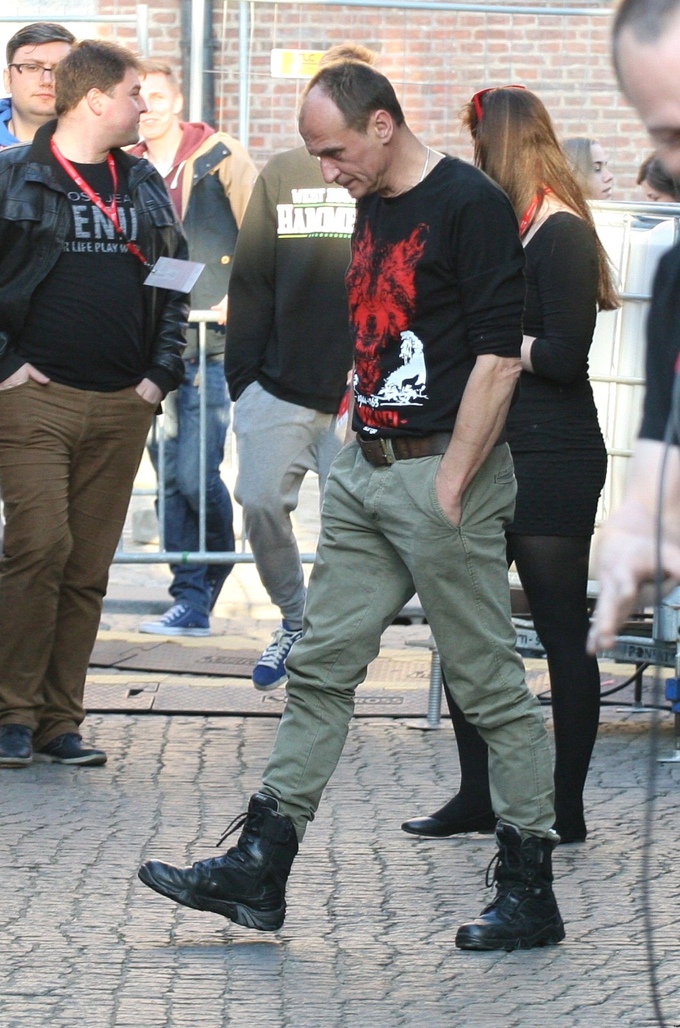 Keanu Reeves pokazał środkowy palec paparazzi (FOTO)