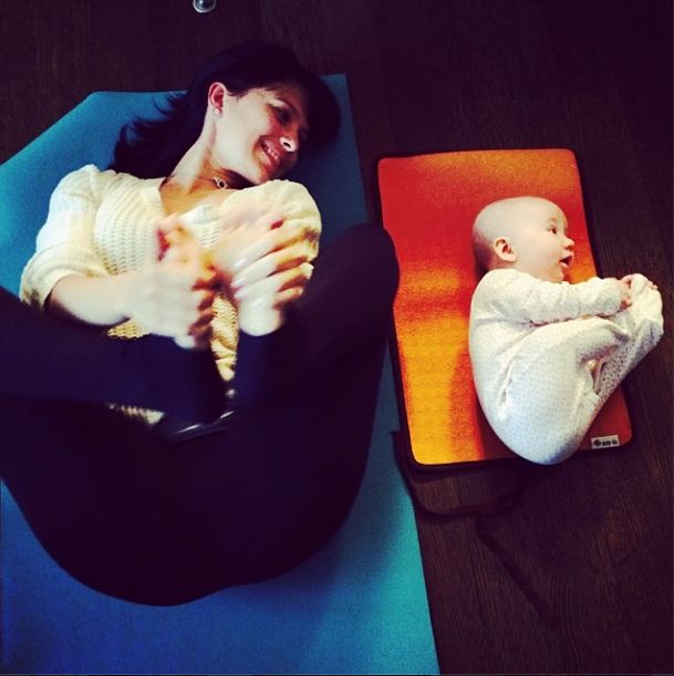 Żona znanego aktora ćwiczy jogę niemal wszędzie (FOTO) Żona znanego aktora ćwiczy jogę niemal wszędzie (FOTO)