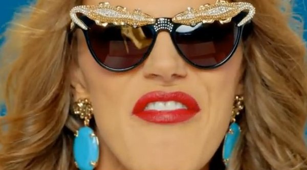 Anna Mucha w złotych botkach gotuje makaron Anna Mucha w złotych botkach gotuje makaron