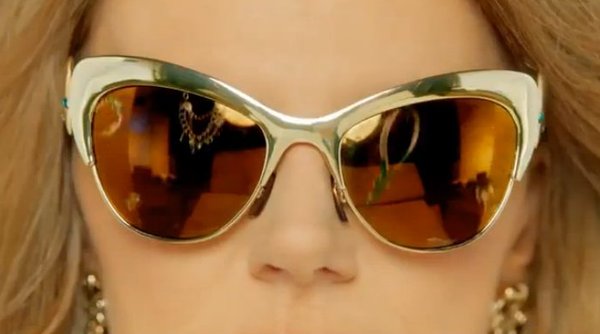 Anna Mucha w złotych botkach gotuje makaron Anna Mucha w złotych botkach gotuje makaron