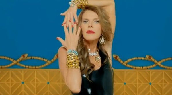 Anna Mucha w złotych botkach gotuje makaron Anna Mucha w złotych botkach gotuje makaron