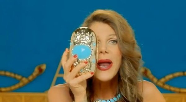 Anna Mucha w złotych botkach gotuje makaron Anna Mucha w złotych botkach gotuje makaron