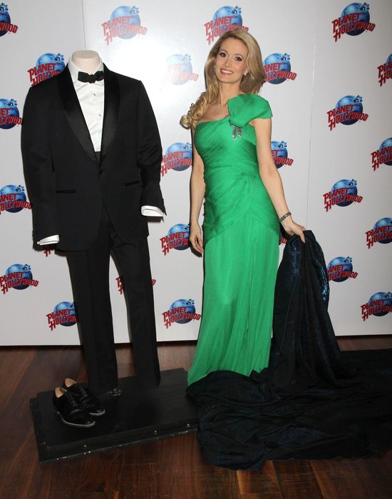 Holly Madison pokazała najnowszy smoking Jamesa Bonda (FOTO)