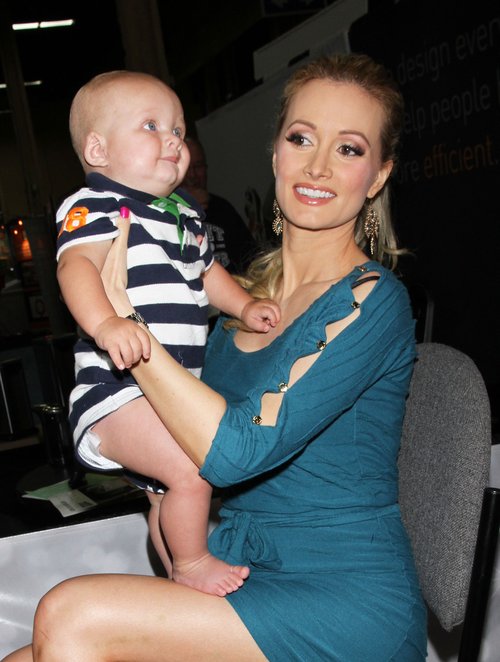 Ciężarna Holly Madison lizana przez psa (FOTO)