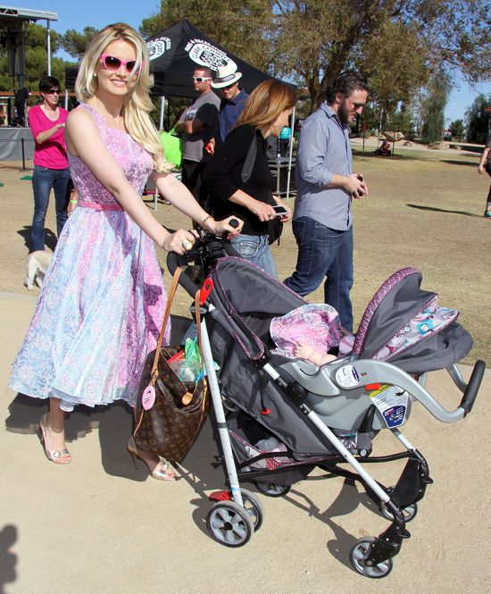 Holly Madison na tę imprezę zabrała córeczkę (FOTO)