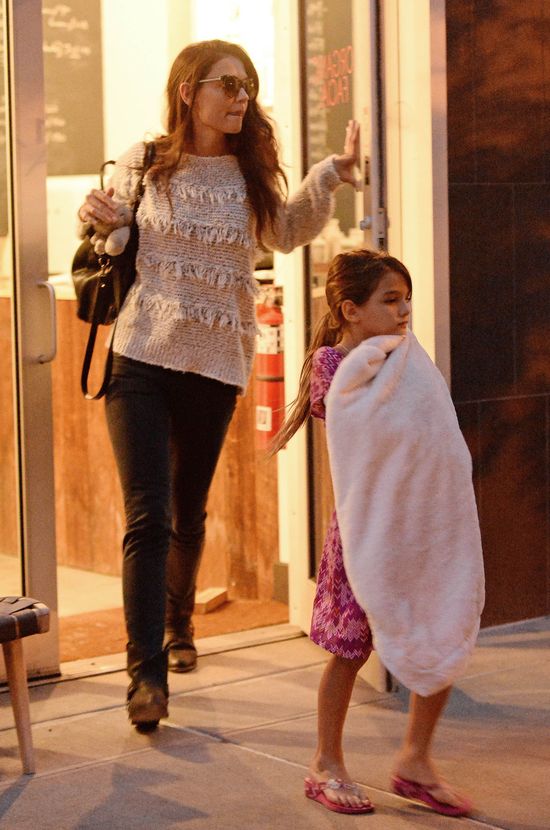 Suri Cruise z gipsem na przedramieniu (FOTO)